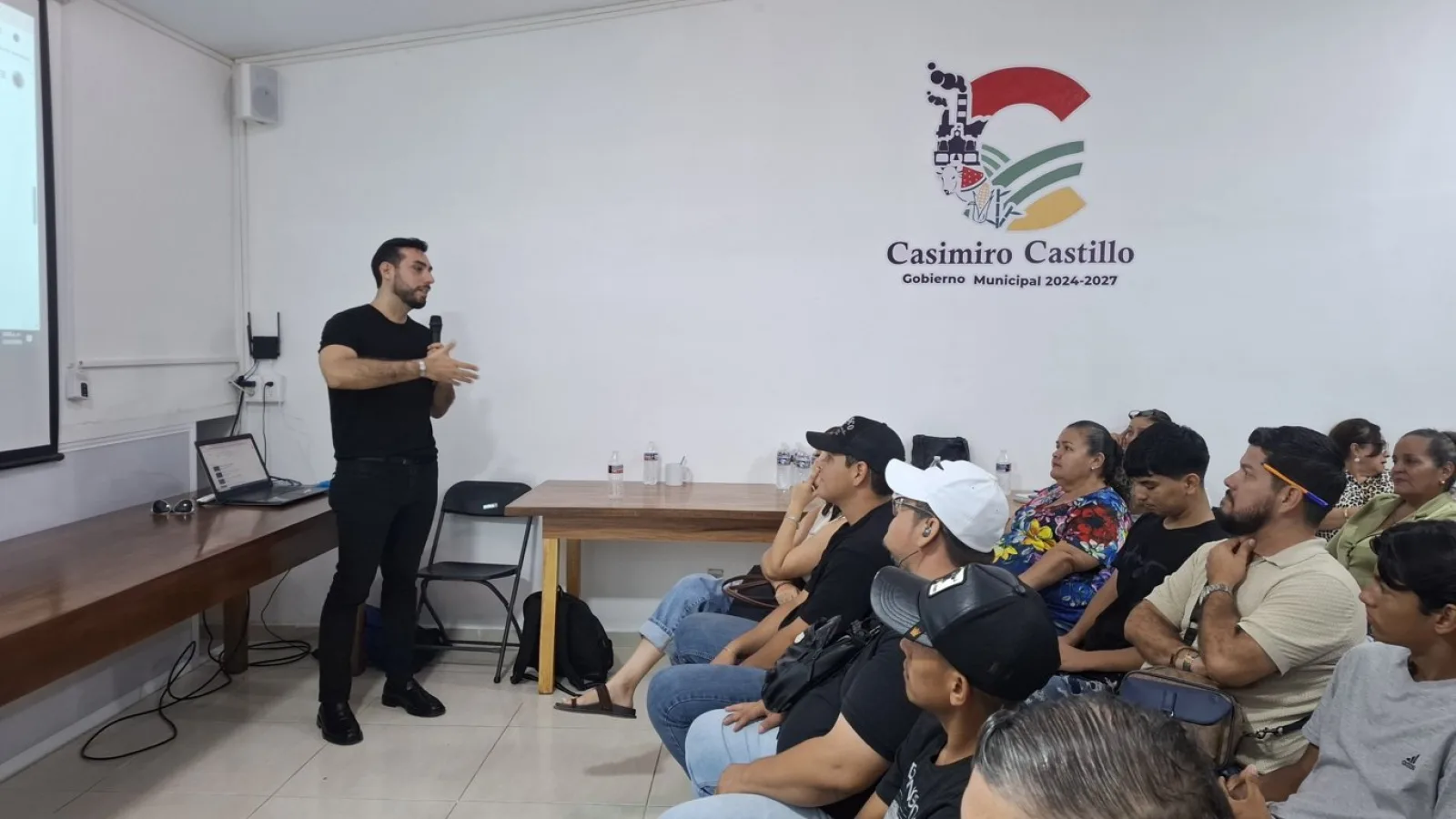 Beto dando una conferencia